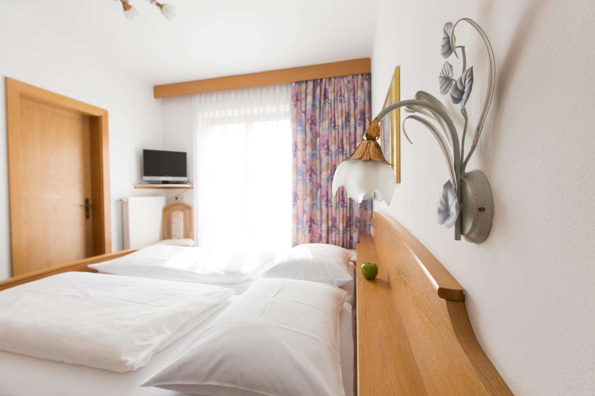 Linghof Bed & Breakfast ติโรโล ภายนอก รูปภาพ
