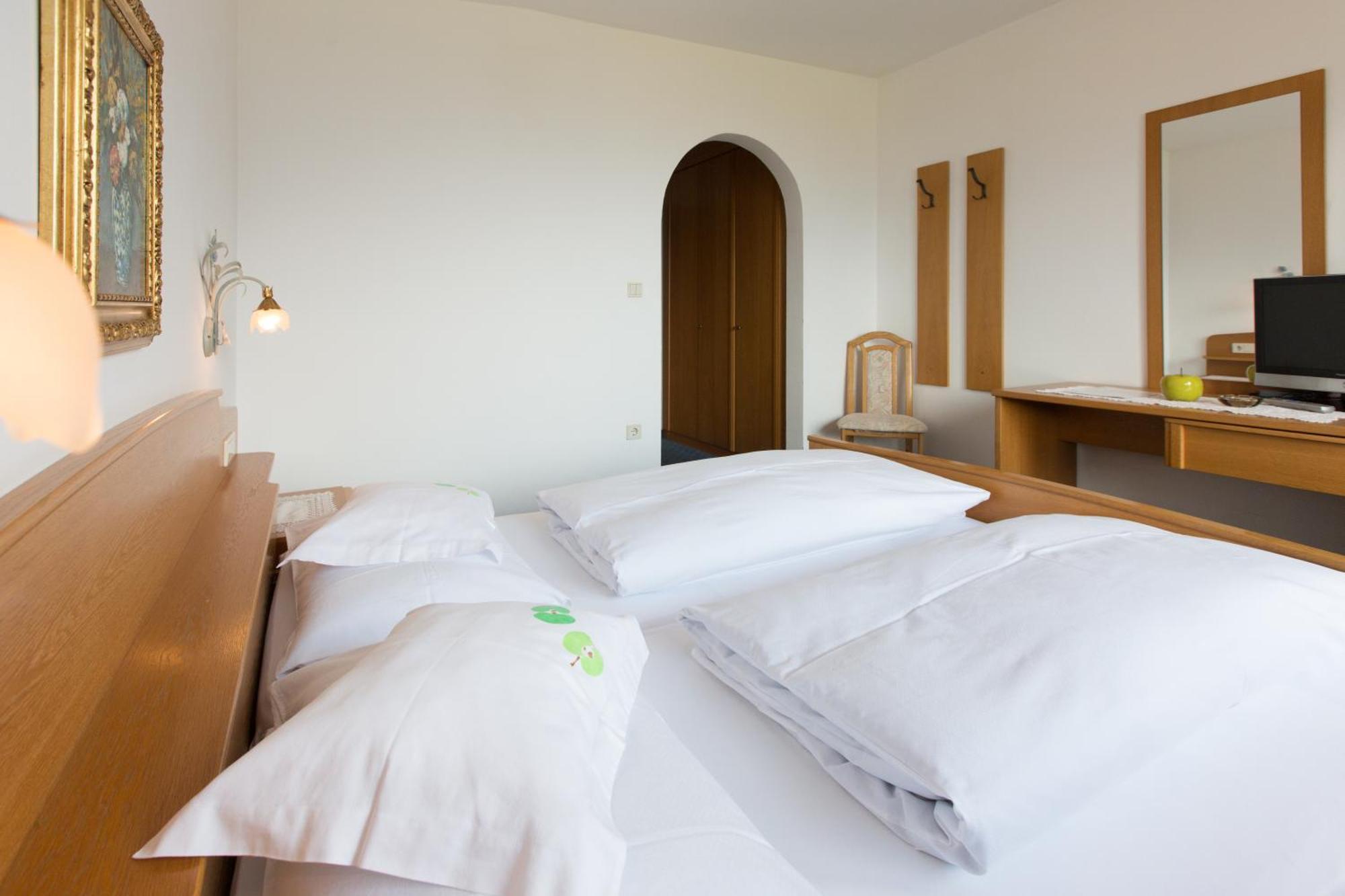 Linghof Bed & Breakfast ติโรโล ภายนอก รูปภาพ