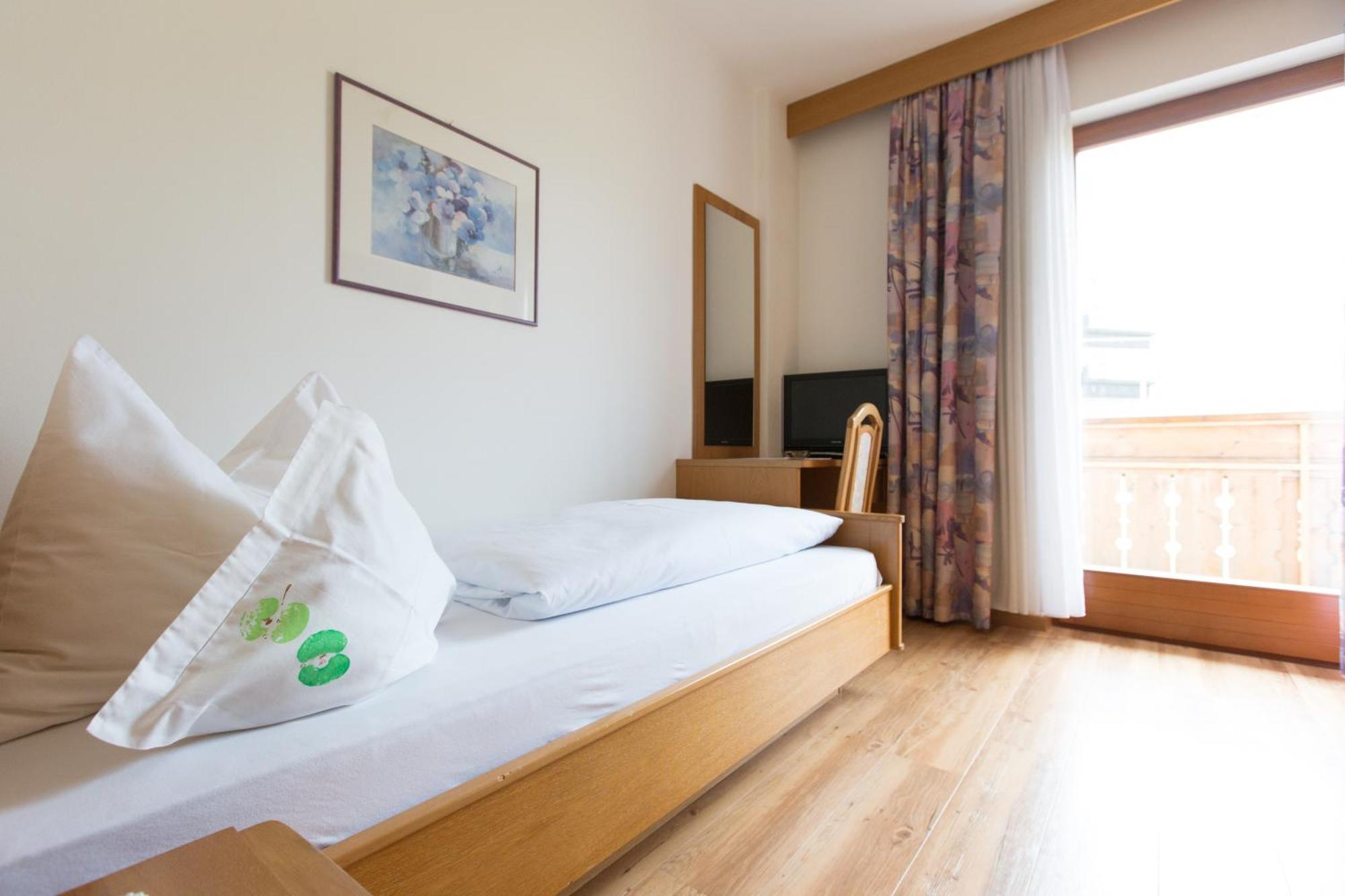 Linghof Bed & Breakfast ติโรโล ภายนอก รูปภาพ